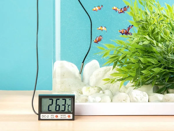 Infactory Aquariumthermometer:2er Pack Digitales Aquarium-Thermometer Mit Uhrzeit Und LCD-Display 5